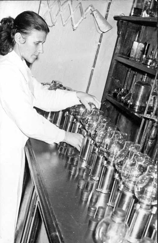 Шелагина И.Я. в лаборатории. Белогорка.