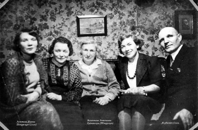 Валентина Антоновна Буйновская (Токарская) в центре